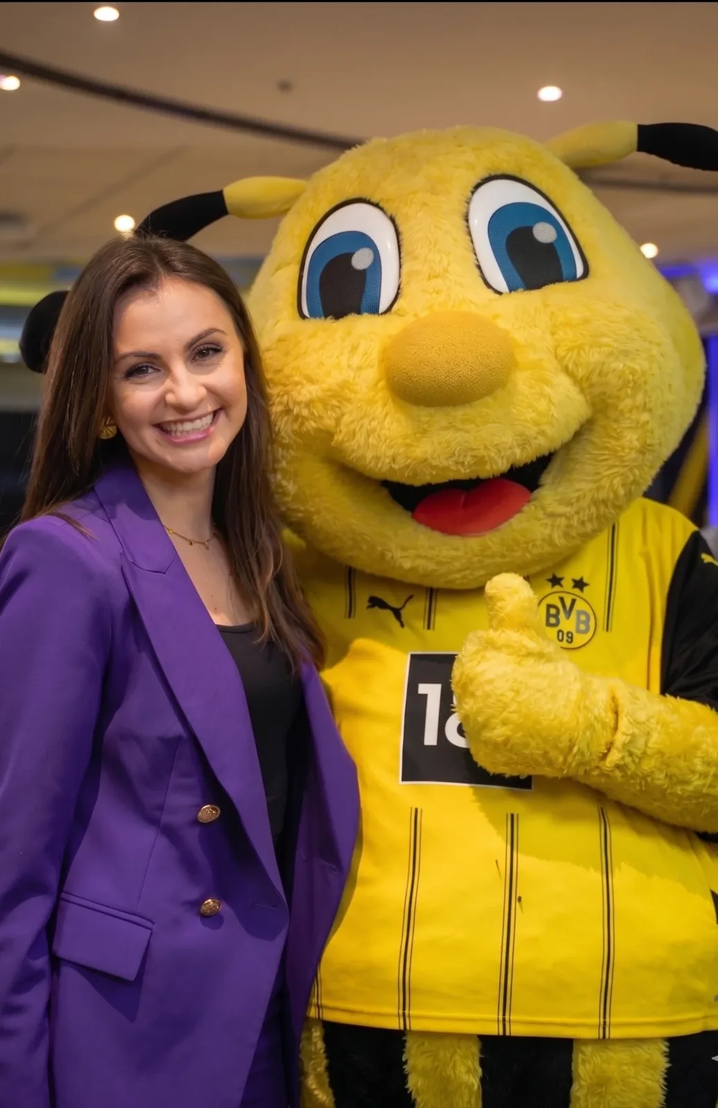 Franziska Grabow mit BVB-Maskottchen bei ATLAS Event