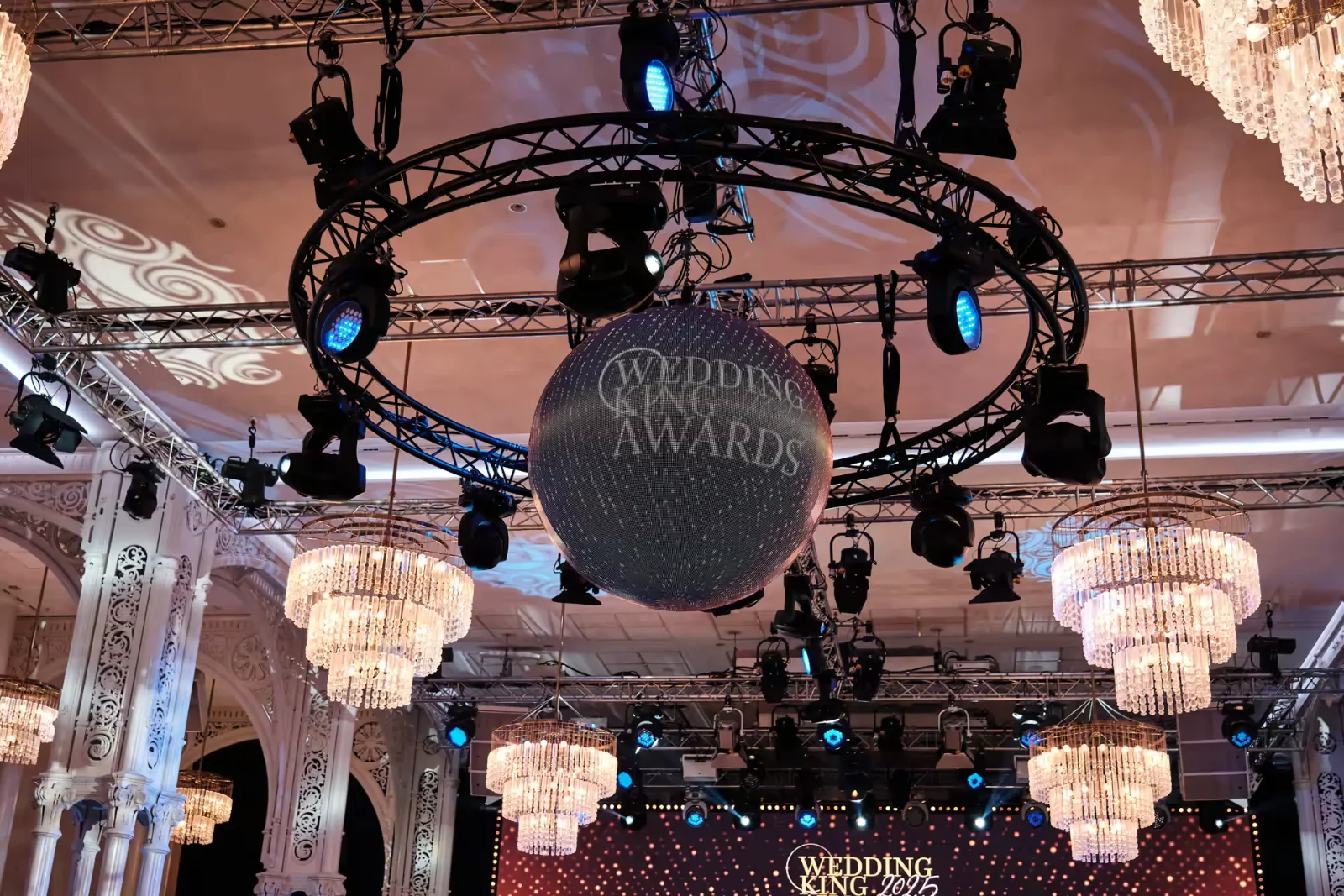 LED-Kugel mit Wedding-King-Awards-Logo unter den Kronleuchtern der Kölner Flora