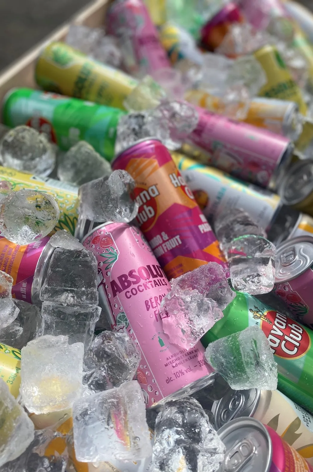 Gekühlte Dosen von Absolut Cocktails und Havana Club in einer Wanne mit Eis