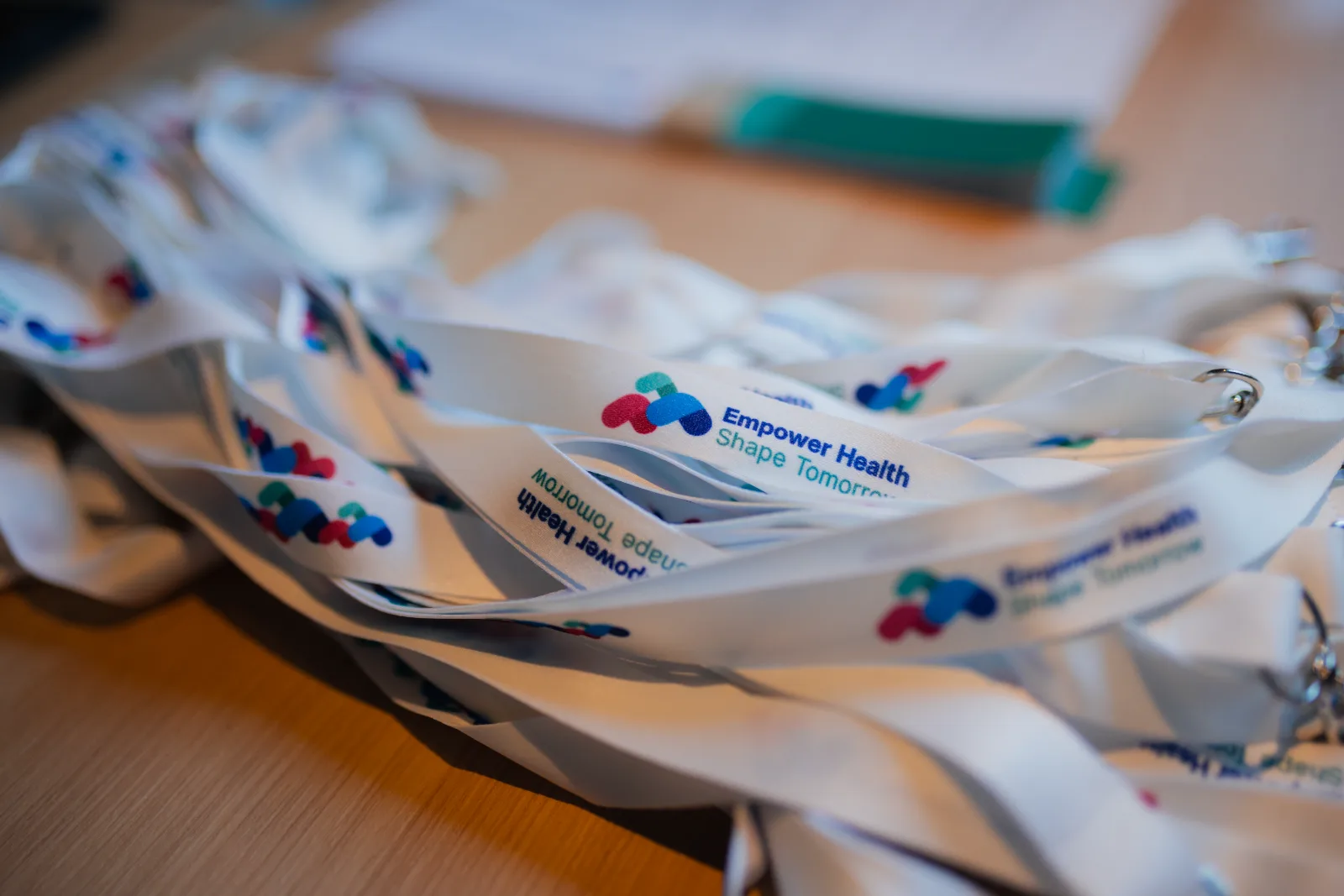 Lanyards mit dem Summit-Motto Empower Health Shape Tomorrow liegen für die Registrierung bereit