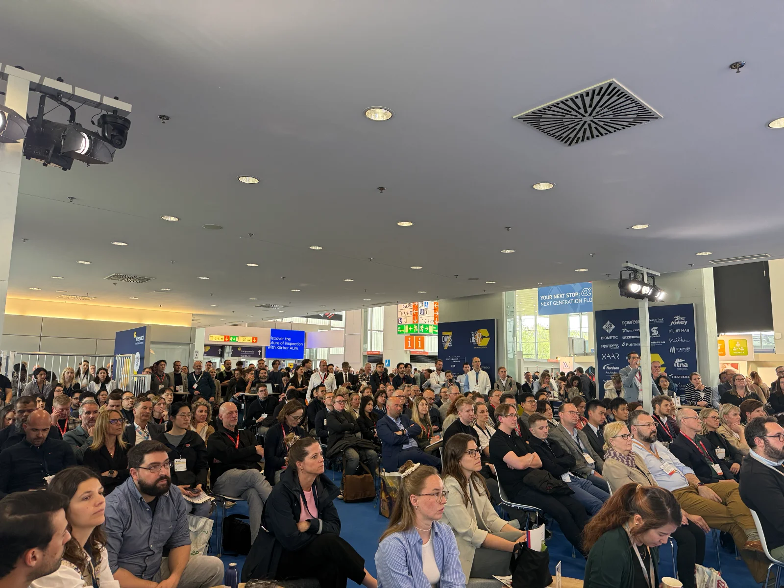Voll besetztes interpack SPOTLIGHT Forum in der Messehalle Düsseldorf