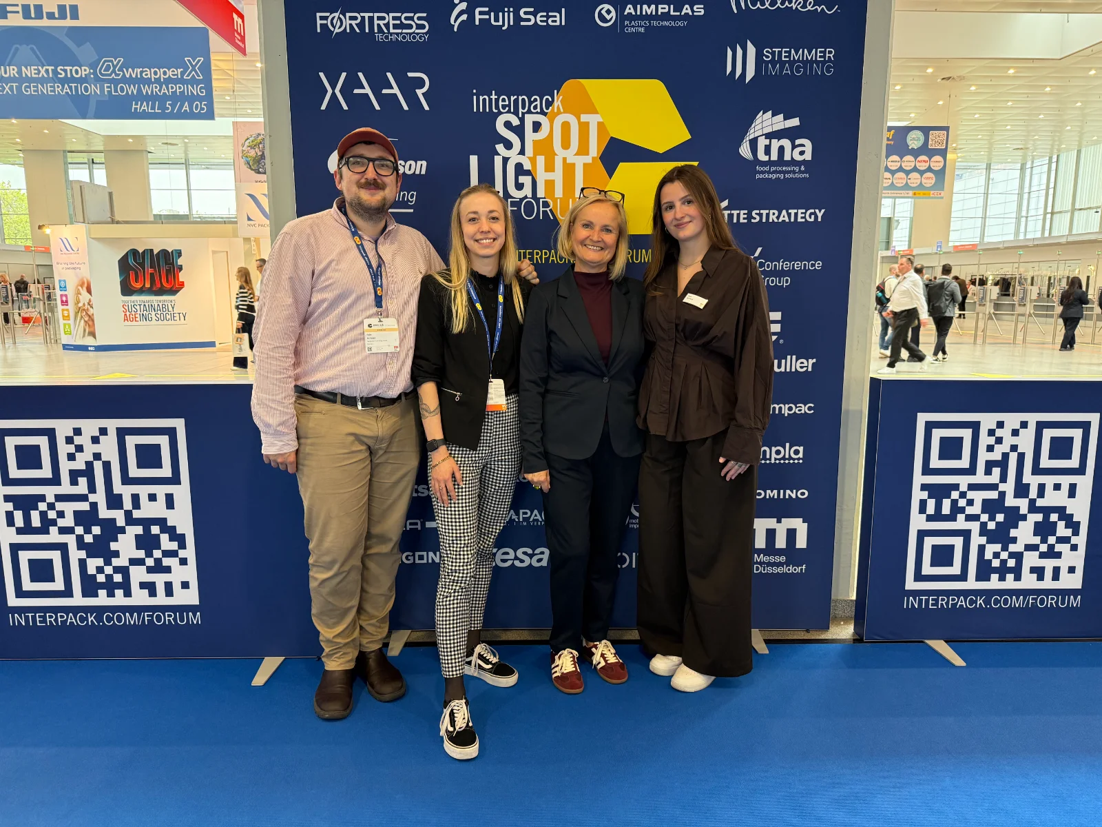 Team der dfv Conference Group vor der Fotowand des interpack SPOTLIGHT Forums