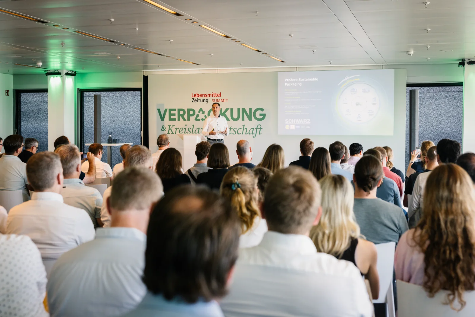 LZ Summit Verpackung und Kreislaufwirtschaft: Vortrag vor vollem Saal