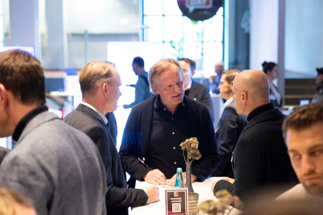 Gespräche an Stehtischen in der Networking-Pause eines B2B-Kongresses