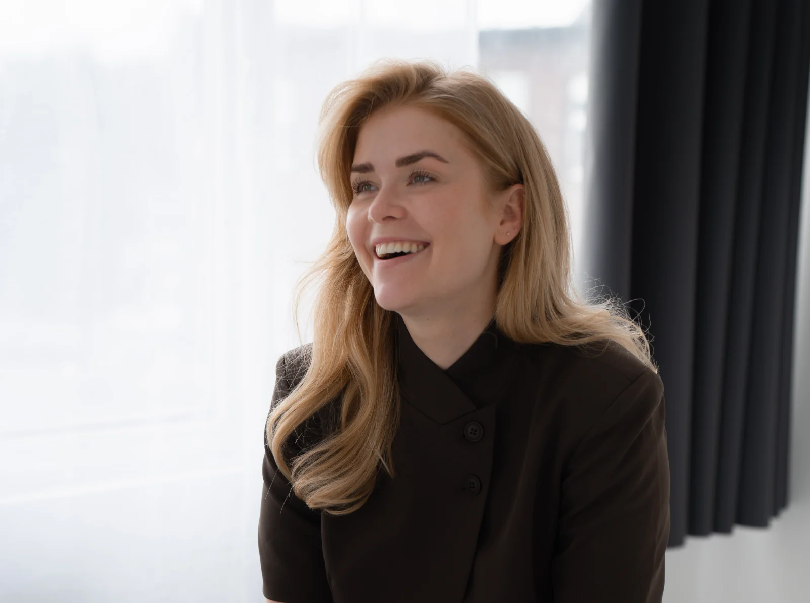 Nicole Schuchardt, Gründerin des Speaker-Managements loudt., lachend im Gespräch