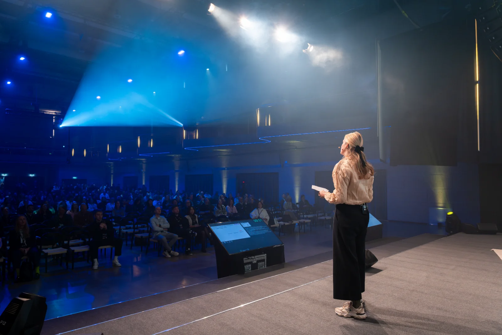 Heike Lari von Zalando Marketing Services auf der Bühne des W&V Summit 2026 vor vollem Saal