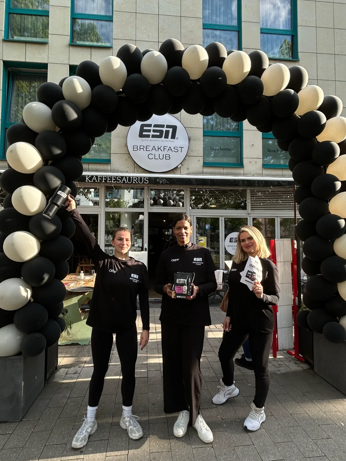Crew des ESN Breakfast Club in Köln vor einem Ballonbogen