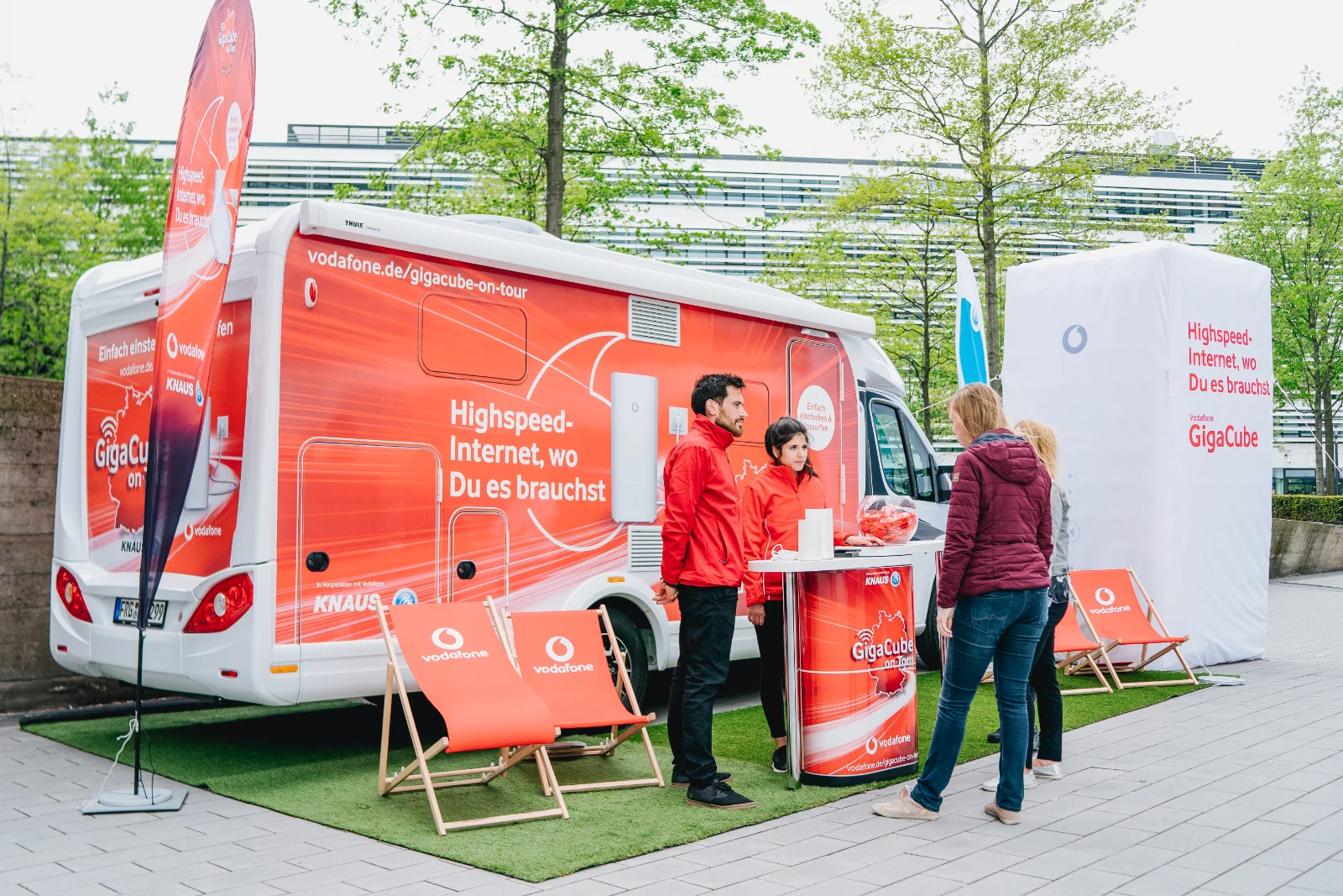 Vodafone GigaCube on Tour: Roadshow-Truck mit Promotionteam, Liegestühlen und Beratungstheke im Freien
