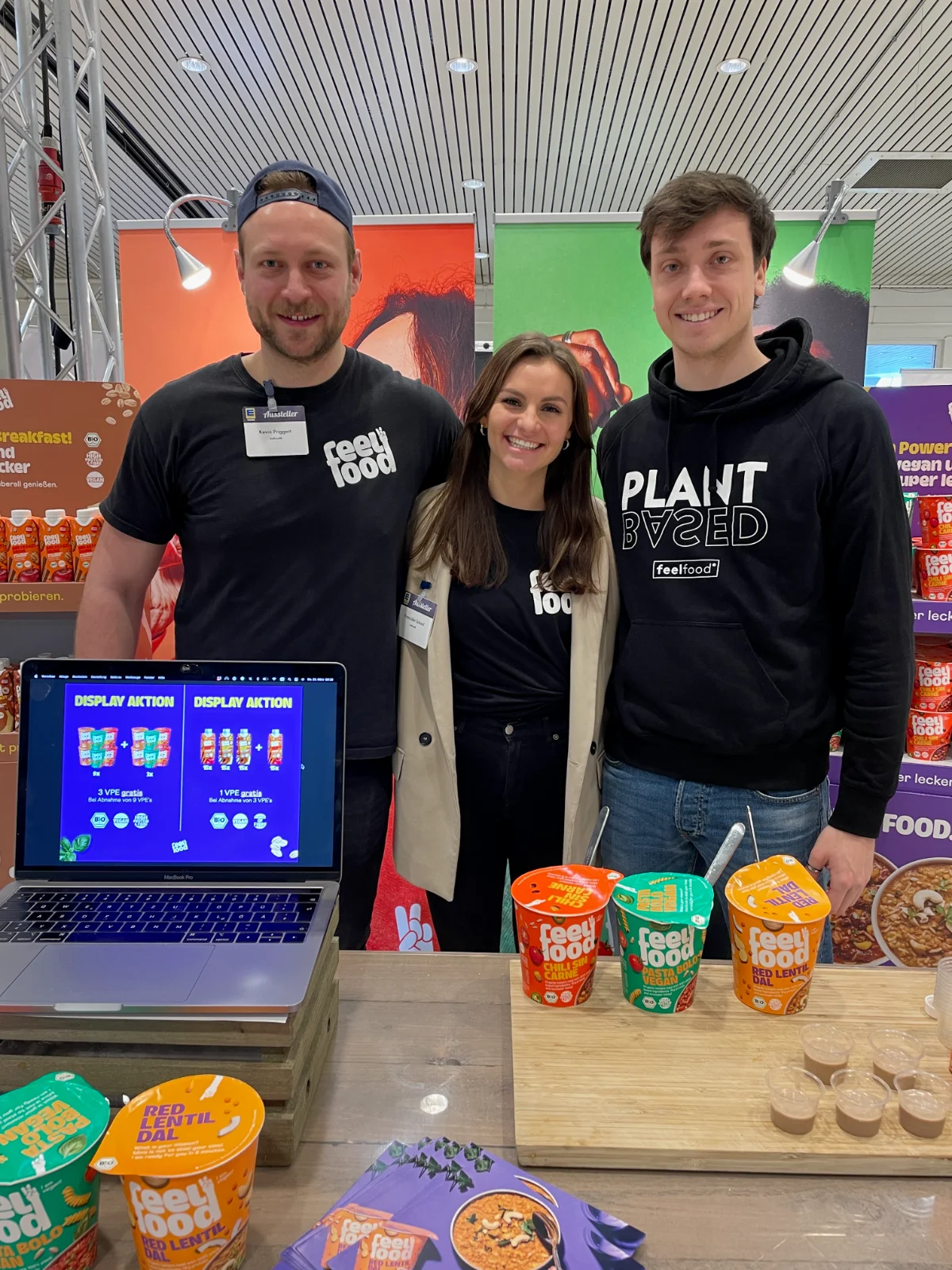 Franziska Grabow am feelfood®-Messestand mit dem Gründerteam