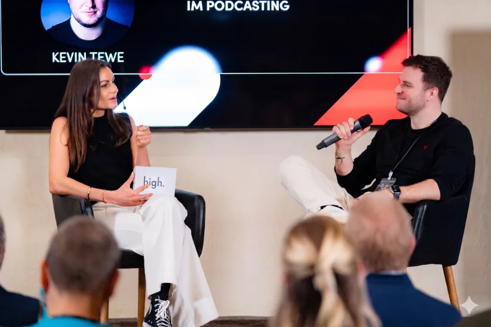 Franziska Grabow beim Podcast Summit 2025 im Gespräch mit Kevin Tewe
