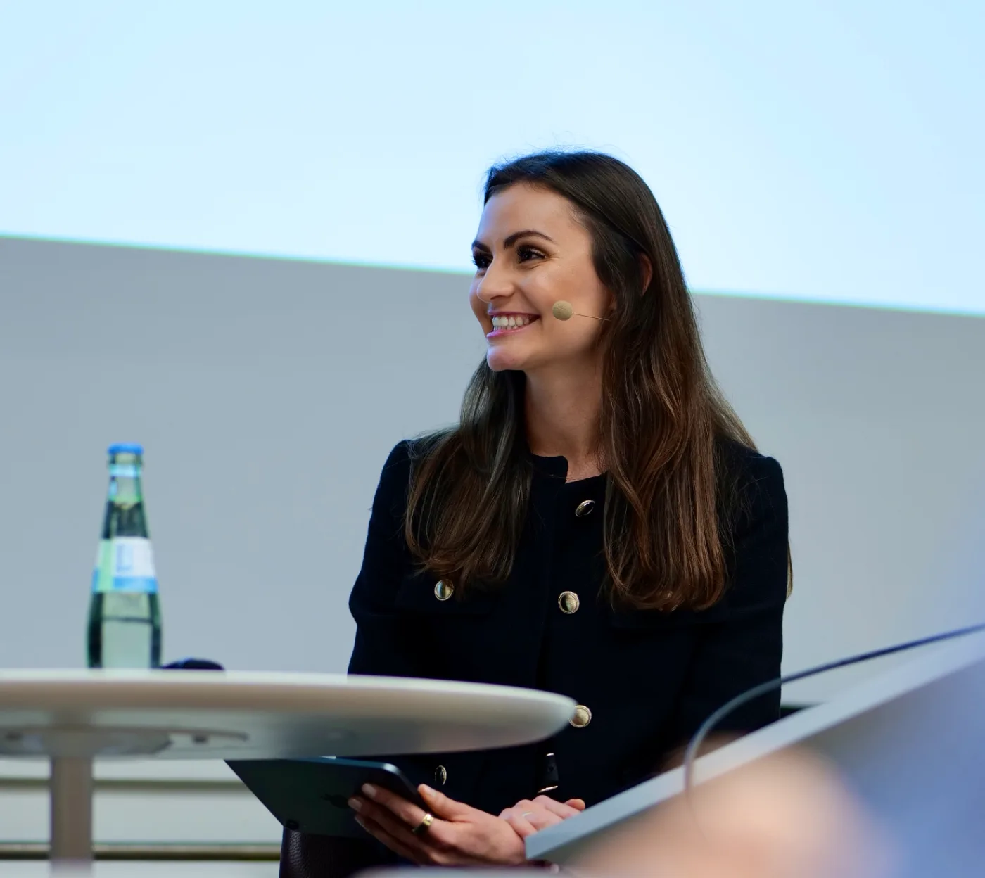 Franziska Grabow moderiert ein Panel