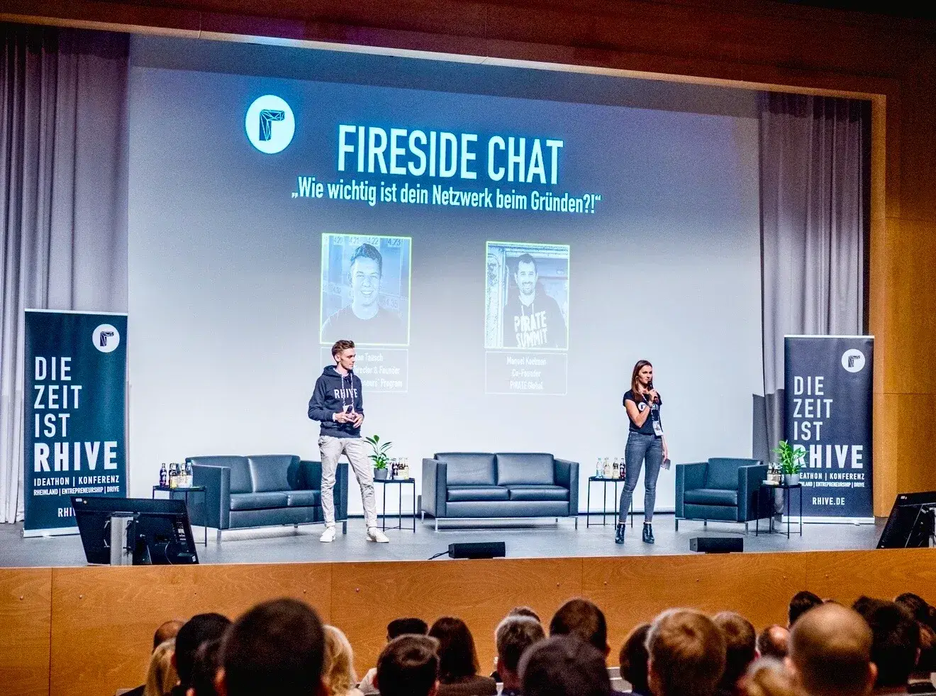 Franziska Grabow moderiert den Fireside Chat 'Wie wichtig ist dein Netzwerk beim Gründen?' auf der RHIVE Entrepreneurship Konferenz