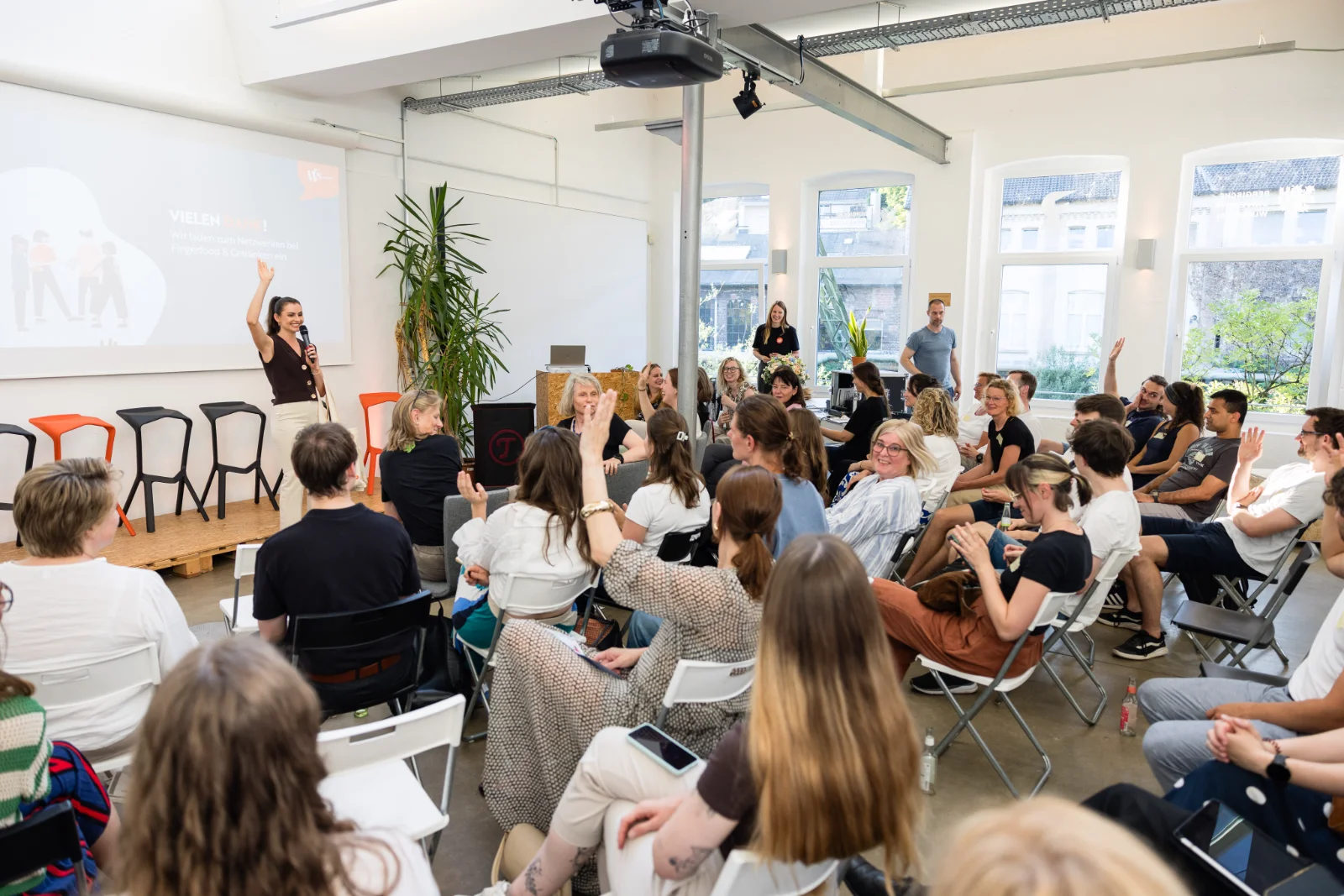 Franziska Grabow moderiert ein Startup-Event mit interaktivem, aktiv mitmachendem Publikum