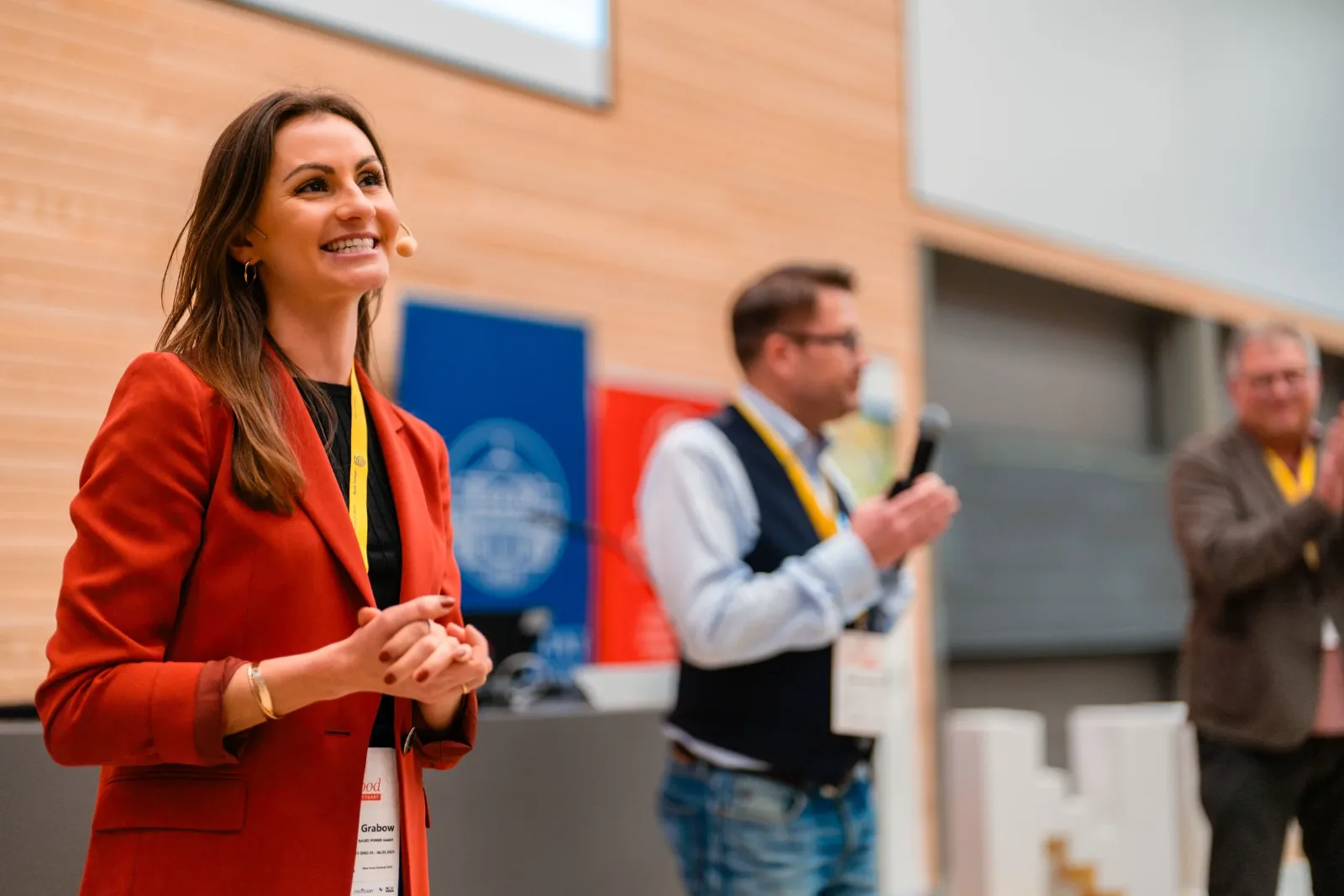 Franziska Grabow moderiert ein Startup-Pitch-Event im roten Blazer