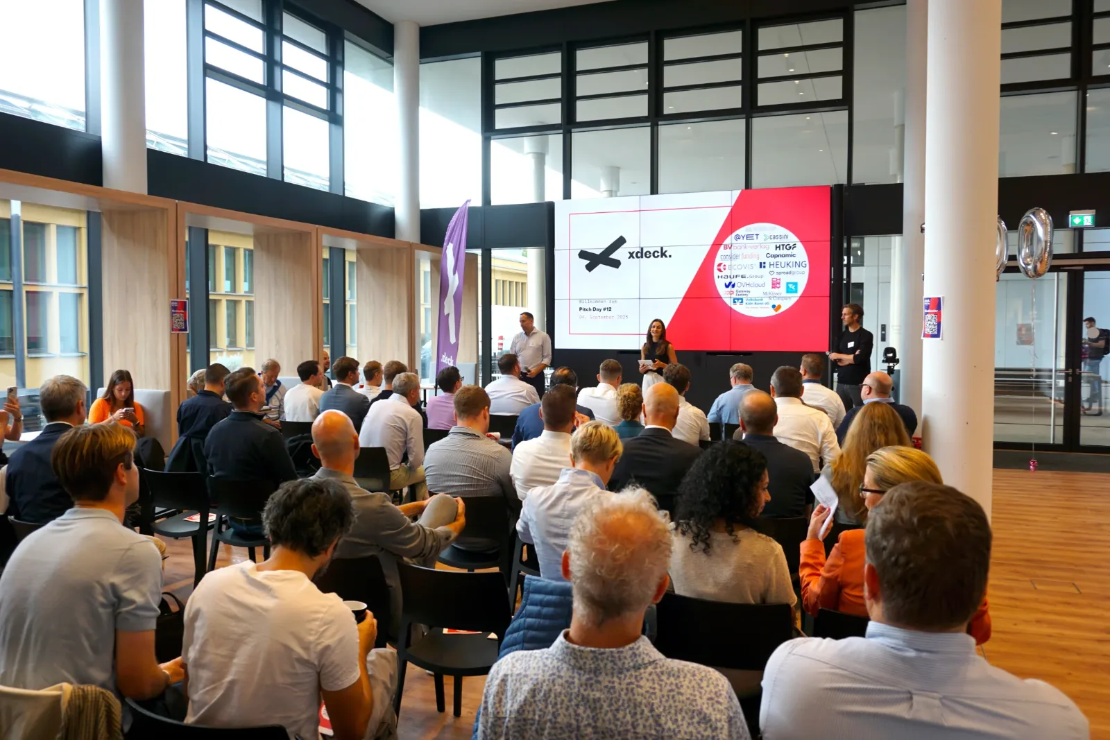 Franziska Grabow beim xdeck Pitch Day #12 vor einem voll besetzten Publikum