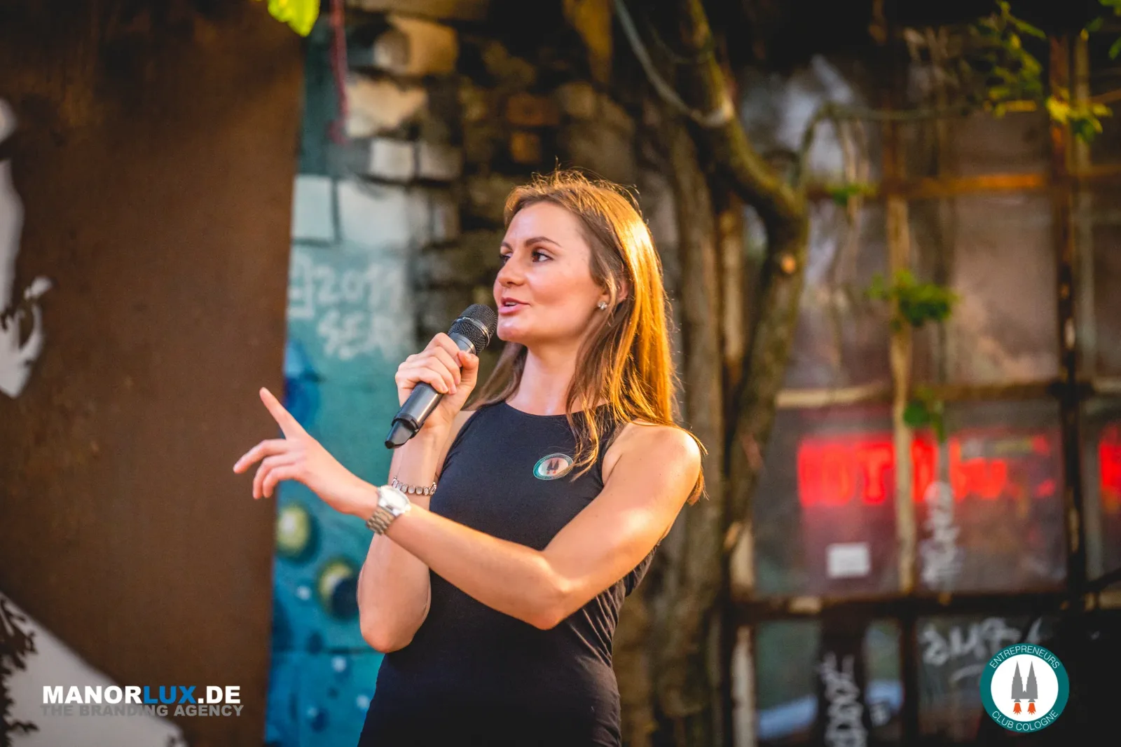 Franziska Grabow als Moderatorin auf der Bühne beim Gründerabend