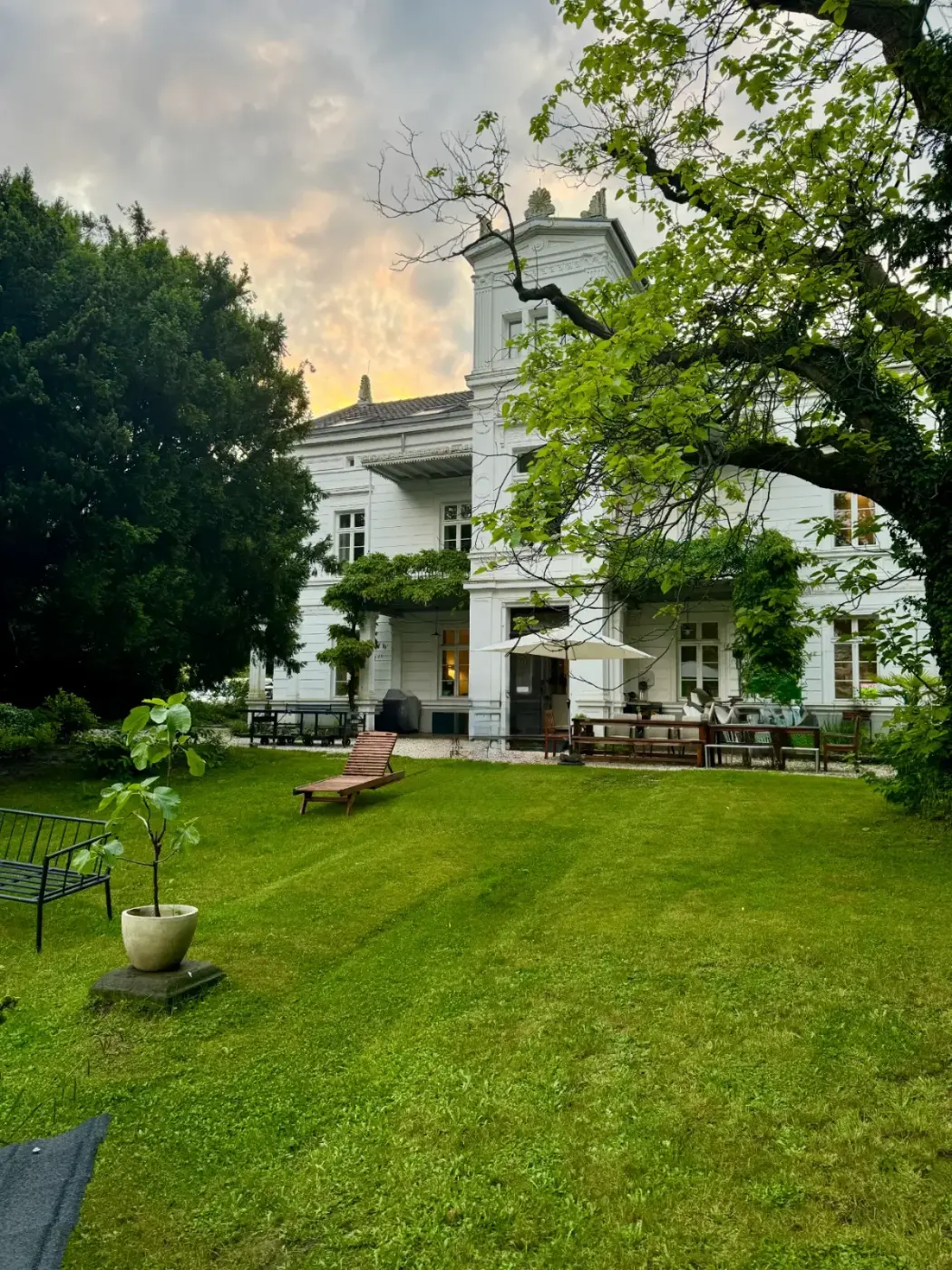 Villa Petersthal Garten mit Blick auf die Villa